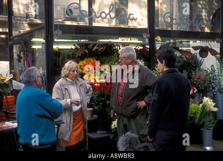 Gli spagnoli, popolo spagnolo, shoppers, shopping, venditore di fiori, il mercato dei fiori, La Rambla, Barcelona, Provincia di Barcellona, Spagna, Europa Foto Stock