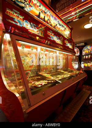 Arcade cascata di denaro slot machine UK Foto Stock