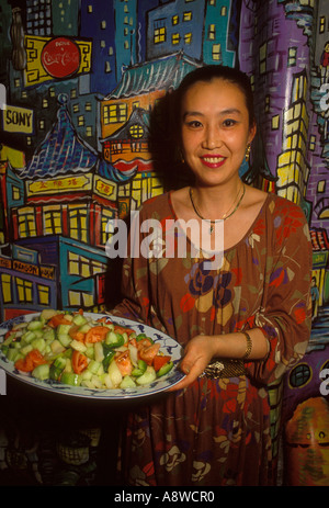 1, una donna canadese, contatto visivo, vista frontale, ritratto, tenendo la piastra di verdure cotte al vapore, ristorante cinese, Toronto, Provincia di Ontario, Canada Foto Stock