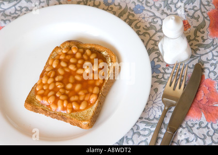 Fagioli su pane tostato pasto sulla tovaglia Foto Stock
