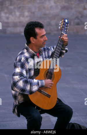 1, uno, spagnoli, Spagnolo uomo, uomo adulto, chitarrista, chitarrista, suonare la chitarra acustica, suonare la chitarra, Barcellona, Provincia di Barcellona, Spagna Foto Stock