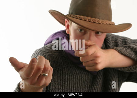 Maschio Cowboy teenage puntando un fucile immaginario Foto Stock