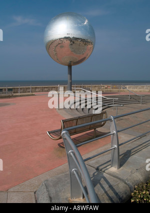 Il più grande sfera dello specchio nel mondo sul lungomare di Blackpool Foto Stock
