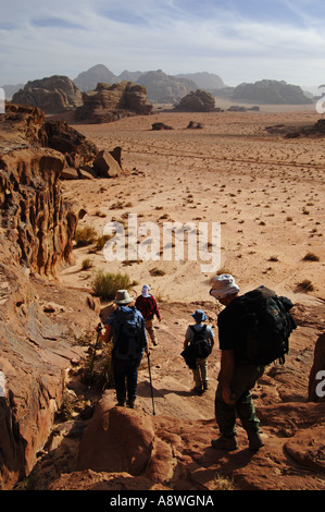 Il trekking si scende da un roccioso pass Wadi Rum Area protetta della Giordania Foto Stock