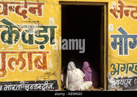 Una casa colorata di fronte nella città di Udaipur, Rajasthan IN Foto Stock