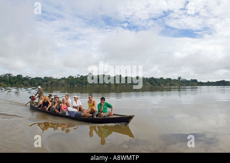 Un gruppo di turisti su un percorso guidato di canoa sul Igarape Grande - un affluente del fiume Madeira in Brasile. Foto Stock