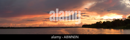 A 5 foto stitch immagine panoramica del tramonto sul fiume Madeira in Brasile presa dal retro di una crociere in barca sul fiume. Foto Stock
