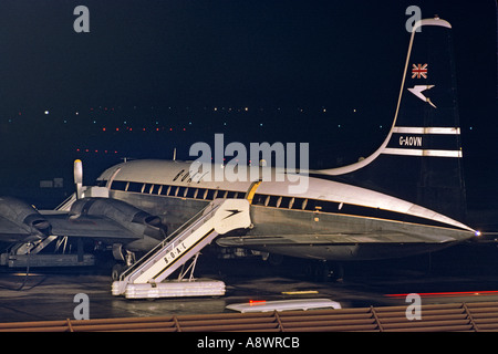 BOAC Bristol Britannia "Whispering Giant' G-AOVN parcheggiato di notte a Londra Heathrow Airport LHR terminale 3 nel 1963. JMH0542 Foto Stock
