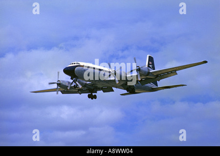 BOAC Bristol Britannia "Whispering Giant' G-AOVH approccio di atterraggio all'Aeroporto di Londra Heathrow LHR nel 1963. JMH0554 Foto Stock