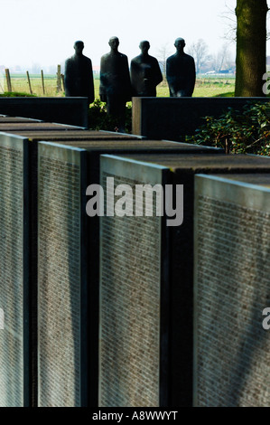 Lapide a Langemark cimitero, Belgio con un Emil Kreiger statua di 4 soldati in background Foto Stock