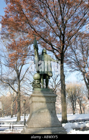 Christopher Columbus statua. Central Park. New York. Stati Uniti d'America. L'inverno. Neve. Foto Stock