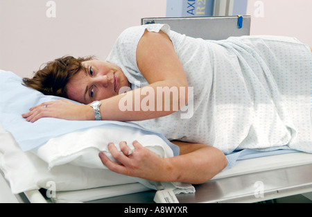 Donna con enema del bario sulla tavola di Siemens Medical Solutions Axiom Iconos R200 fluoroscopia l'unità di imaging ospedale privato REGNO UNITO Foto Stock