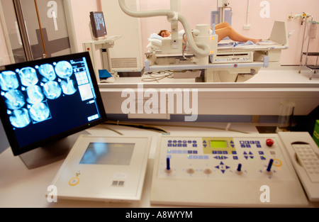 Donna con enema del bario sulla tavola di Siemens Medical Solutions Axiom Iconos R200 fluoroscopia l'unità di imaging ospedale privato REGNO UNITO Foto Stock