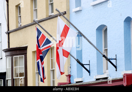 Bandiere che sventolano fuori BENNETTS sul lungomare Harbourside di pesce e chip shop a Weymouth Dorset England Regno Unito Foto Stock