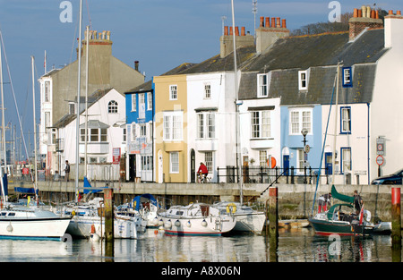 Yacht e case a schiera sul porto di Weymouth Dorset England Regno Unito Foto Stock