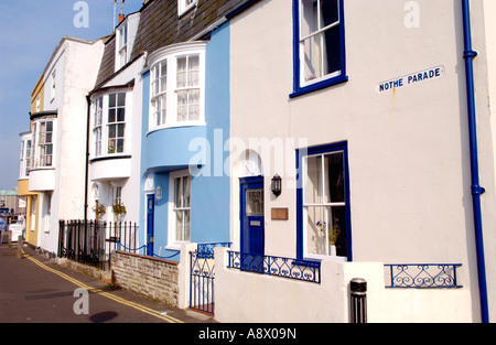 Noil sfilata di villette a schiera con primo piano finestre sulla Baia di Weymouth Dorset England Regno Unito Foto Stock