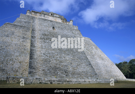 Piramide del mago a Uxmal, Yucatan, Messico Foto Stock