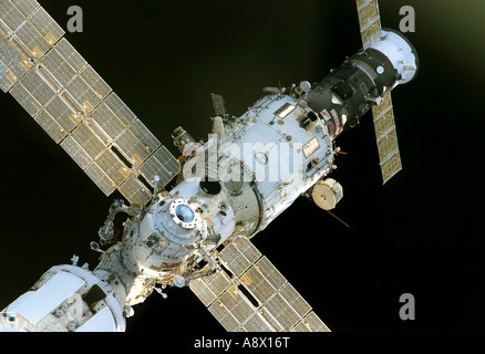 La stazione spaziale internazionale e lo Space Shuttle Discovery iniziano la loro relativa separazione Foto Stock