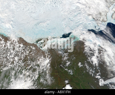 Mackenzie River e la baia di Mackenzie Canada settentrionale visto dallo spazio Foto Stock