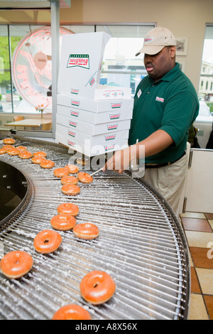 Rendendo le ciambelle all'originale Krispy Kreme Winston Salem North Carolina Foto Stock