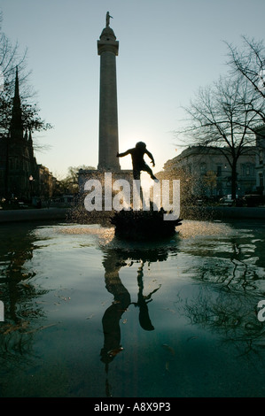 Il Monumento a Washington di Charles Street Baltimore, Maryland e fontana Foto Stock