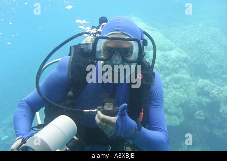 Fotografo subacqueo all'Agincourt reef al largo della costa del Queensland Cairns Australia Foto Stock