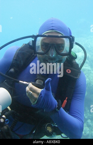 Fotografo subacqueo all'Agincourt reef al largo della costa del Queensland Cairns Australia Foto Stock