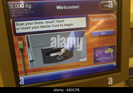 Automatizzato di checkout fino in un negozio Sainsburys in Bury Park Luton Regno Unito Foto Stock