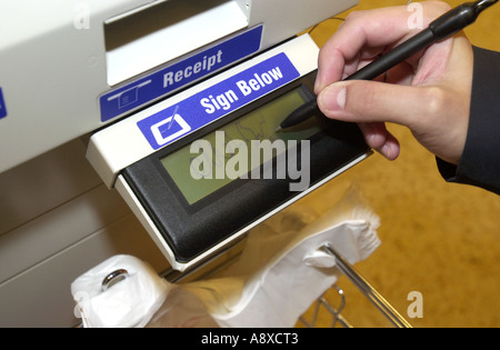 Shopper utilizza un sistema automatizzato di cassa in un negozio Sainsburys in Bury Park Luton Regno Unito Foto Stock