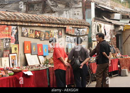 Pressione di stallo tipico che vendono antiquariato curiosità souvenir Liulichang Street Market Pechino CINA Foto Stock