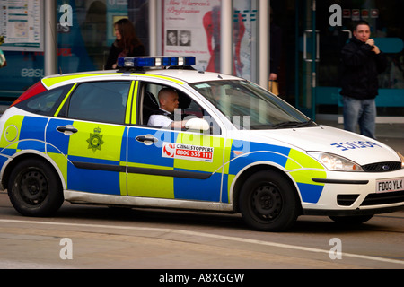 Auto della Polizia, panda auto, uomo di polizia, in Nottinghams Piazza del Mercato Foto Stock