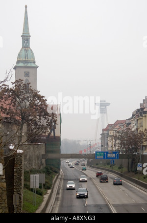 Un giorno grigio in Bratislava Slovacchia con St Martins Cattedrale e Novy la maggior parte Foto Stock