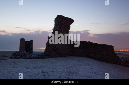 Alba al castello di Hadleigh Essex REGNO UNITO su una fredda mattina con una spolverata di neve Foto Stock