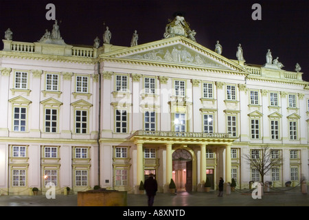 Primati Palace di notte Primacialne namestie Bratislava Slovacchia Foto Stock