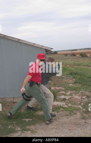 Ufficiali di formazione sul corretto uso di granate flashbang, un popolare dispositivo di distrazione da noi utilizzato l'applicazione della legge. Foto Stock