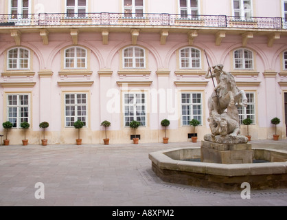 Fontana di St George primati Palace Bratislava Slovacchia Foto Stock