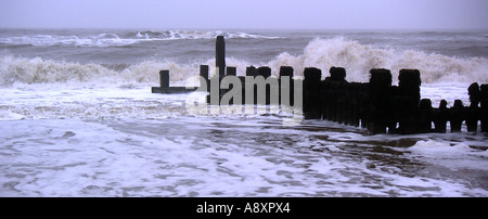 Onde sulla Costa North Norfolk REGNO UNITO Foto Stock