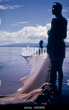 I pescatori in trazione, in seine net sul Lago Vittoria in Africa orientale Foto Stock