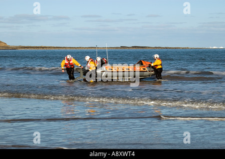 Scialuppa di salvataggio Offshore tornando alla stazione dopo un esercizio,sull'Coble sbarco Filey North Yorkshire, Inghilterra Foto Stock