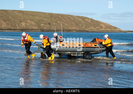 Scialuppa di salvataggio Offshore tornando alla stazione dopo un esercizio,sull'Coble sbarco Filey North Yorkshire, Inghilterra Foto Stock