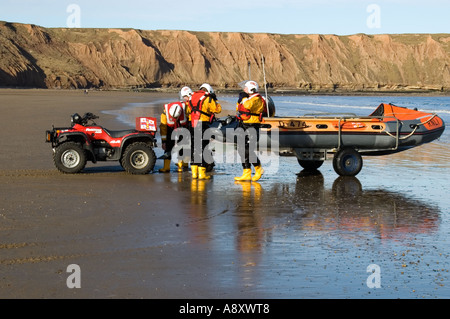 Scialuppa di salvataggio Offshore tornando alla stazione dopo un esercizio,sull'Coble sbarco Filey North Yorkshire, Inghilterra Foto Stock