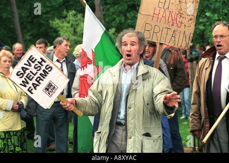 Gli agricoltori cantare il Welsh inno nazionale in un rally per salvare aziende gallese di Cardiff South Wales UK Foto Stock