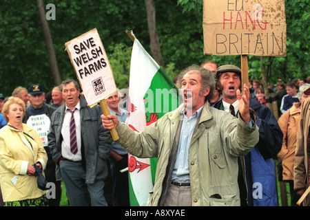 Gli agricoltori cantare il Welsh inno nazionale in un rally per salvare aziende gallese di Cardiff South Wales UK Foto Stock