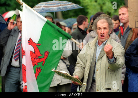 Gli agricoltori cantare il Welsh inno nazionale in un rally per salvare aziende gallese di Cardiff South Wales UK Foto Stock