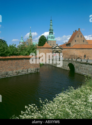 Ingresso alla slot di Frederiksborg vista sul fossato, vicino a Hillerød, Fredriksborg, Sjælland (Zelanda), Danimarca. Foto Stock