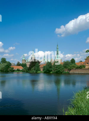 Frederiksborg slot (Palazzo) visto sul lago, vicino a Hillerød, Frederiksborg, Sjælland (Zelanda), Danimarca. Foto Stock