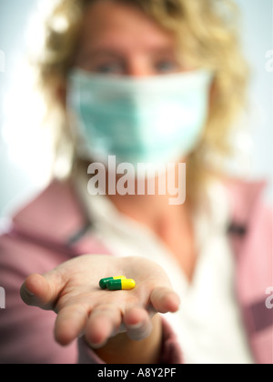 Un lavoratore di salute di consegnare il farmaco al patiant Foto Stock