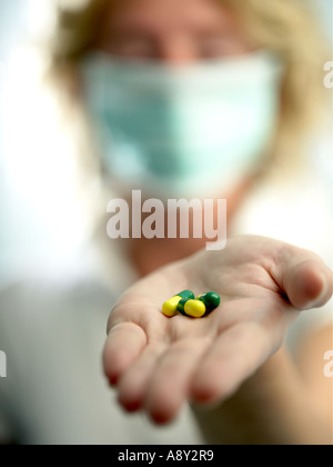 Un lavoratore di salute di consegnare il farmaco al paziente Foto Stock