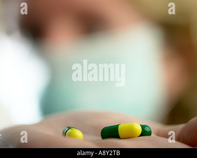 Un lavoratore di salute di consegnare il farmaco al paziente Foto Stock