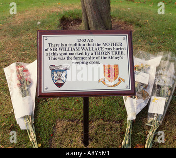 La presunta tomba di William Wallaces madre a Dunfemline Abbey, Fife, Scozia, Regno Unito Foto Stock